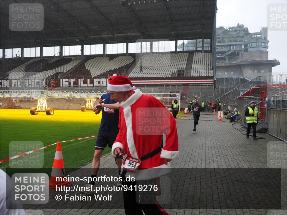 07.12.2025 - St. Pauli X-Mass-Run No. 15 Fabian Wolf http://msf.ph/oto/9419276 07.12.2025 11:31:02 Ziel 203, 329, 487, 539, 554, 579, 581, 848, 1595, 2307, 2311, 2314, 2449, 2450, 3328 meine-sportfotos.de