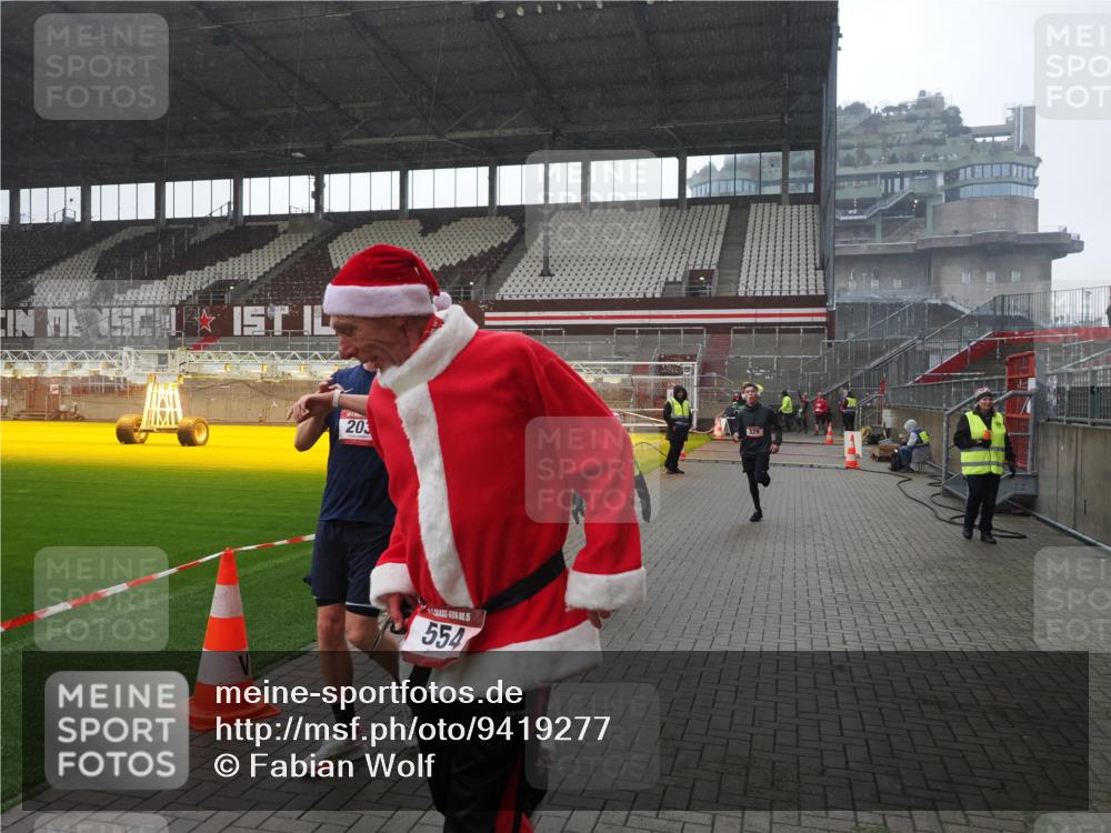 07.12.2025 - St. Pauli X-Mass-Run No. 15 Fabian Wolf http://msf.ph/oto/9419277 07.12.2025 11:31:02 Ziel 203, 329, 487, 539, 554, 579, 581, 848, 1595, 2307, 2311, 2314, 2449, 2450, 3328 meine-sportfotos.de