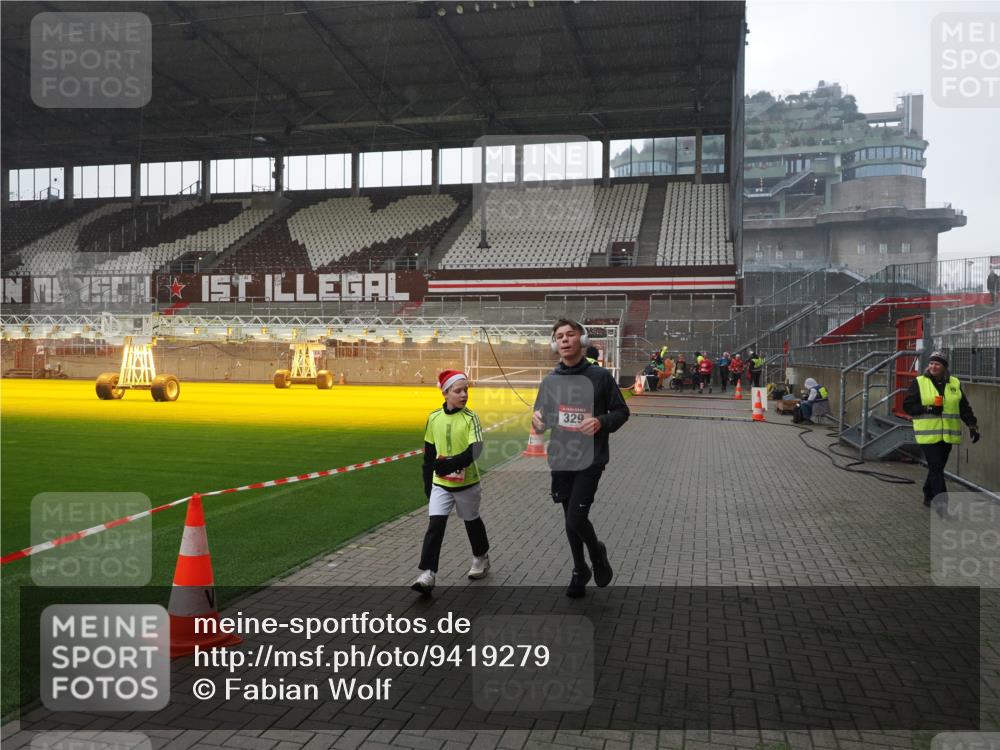 07.12.2025 - St. Pauli X-Mass-Run No. 15 Fabian Wolf http://msf.ph/oto/9419279 07.12.2025 11:31:03 Ziel 203, 329, 539, 554, 579, 581, 1595, 2449, 2450, 3328 meine-sportfotos.de