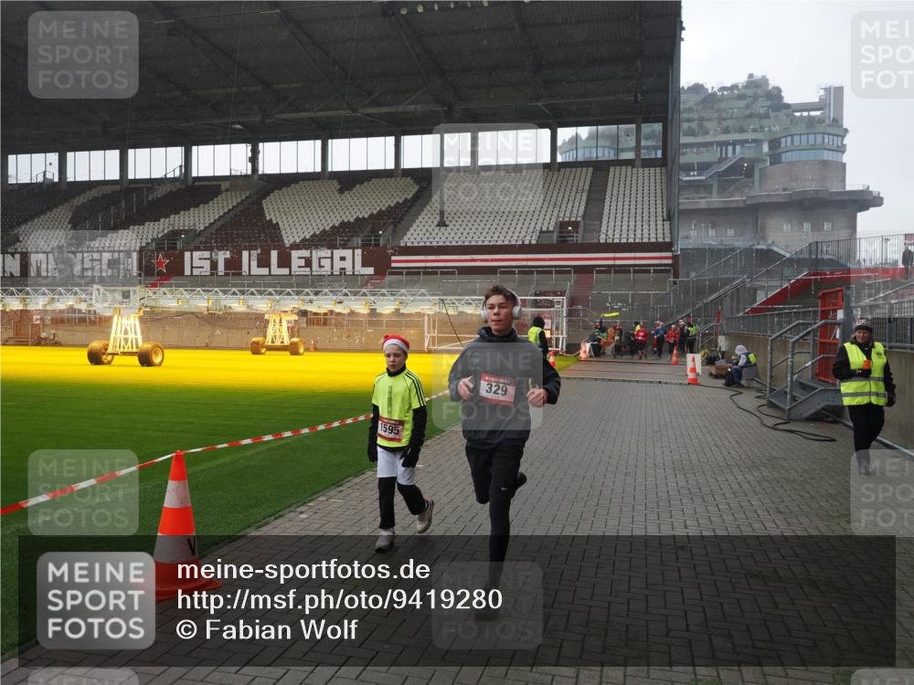07.12.2025 - St. Pauli X-Mass-Run No. 15 Fabian Wolf http://msf.ph/oto/9419280 07.12.2025 11:31:04 Ziel 203, 329, 539, 554, 1595, 2449, 2450, 3328 meine-sportfotos.de