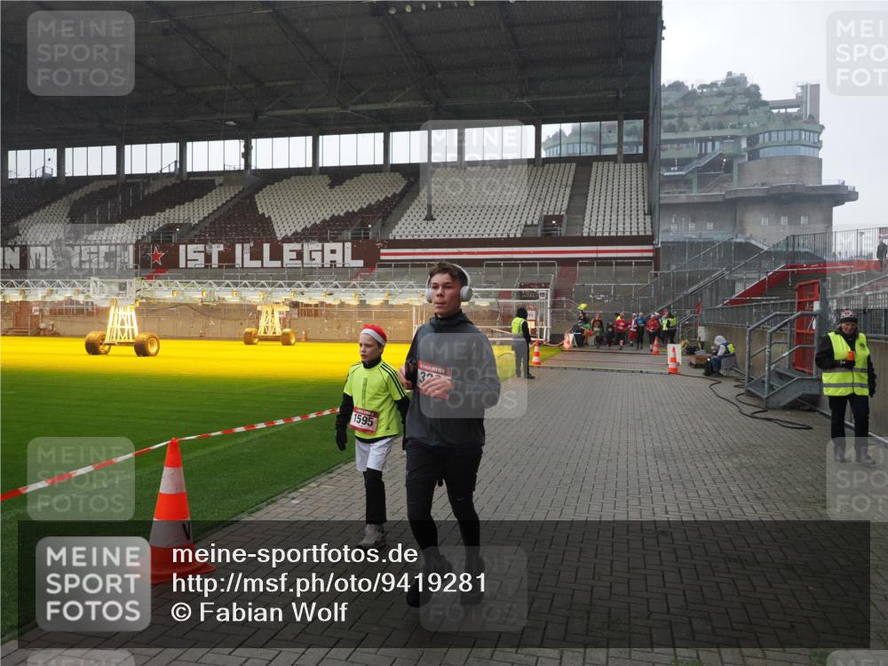 07.12.2025 - St. Pauli X-Mass-Run No. 15 Fabian Wolf http://msf.ph/oto/9419281 07.12.2025 11:31:04 Ziel 203, 329, 539, 554, 1595, 2449, 2450, 3328 meine-sportfotos.de