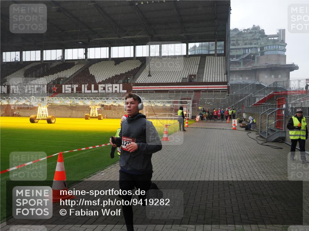 07.12.2025 - St. Pauli X-Mass-Run No. 15 Fabian Wolf http://msf.ph/oto/9419282 07.12.2025 11:31:04 Ziel 203, 329, 539, 554, 1595, 2449, 2450, 3328 meine-sportfotos.de