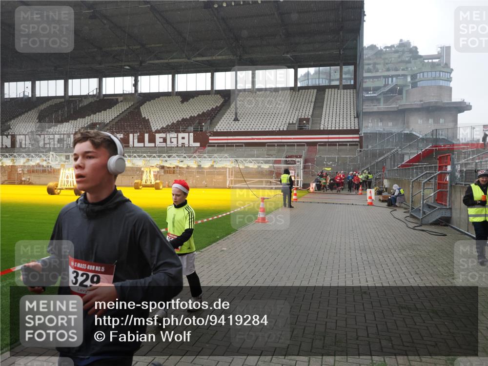 07.12.2025 - St. Pauli X-Mass-Run No. 15 Fabian Wolf http://msf.ph/oto/9419284 07.12.2025 11:31:04 Ziel 203, 329, 539, 554, 1595, 2449, 2450, 3328 meine-sportfotos.de