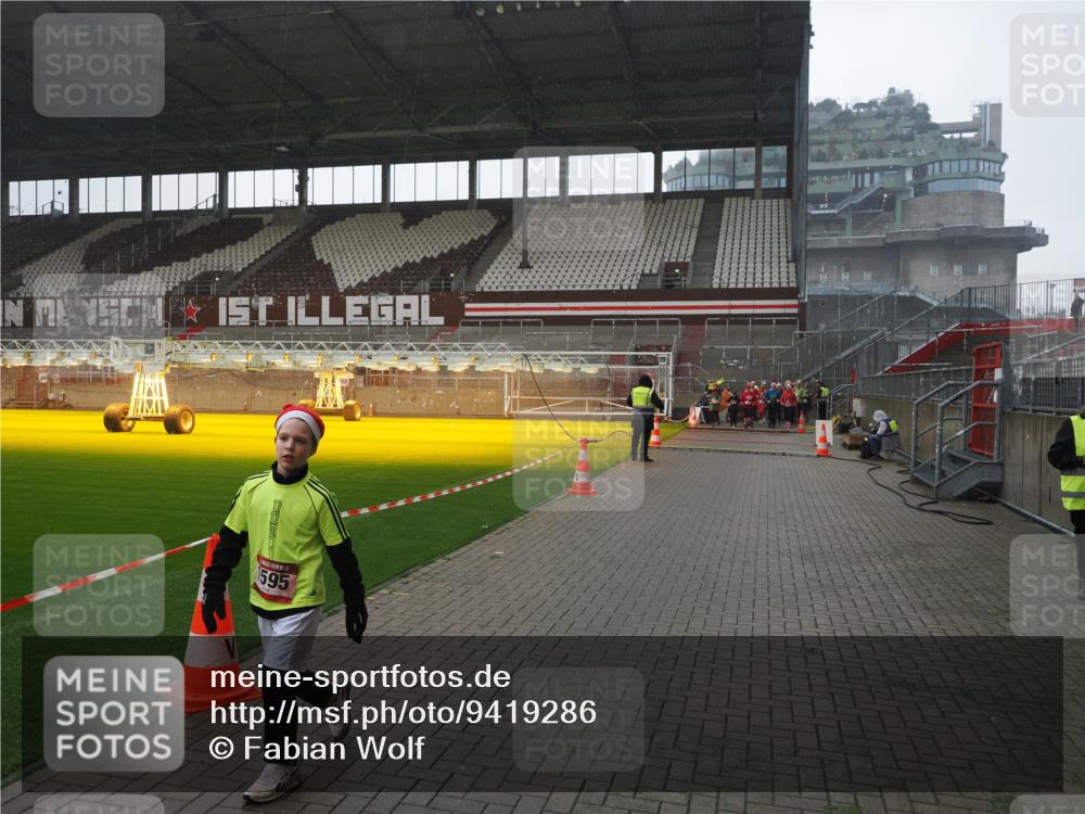 07.12.2025 - St. Pauli X-Mass-Run No. 15 Fabian Wolf http://msf.ph/oto/9419286 07.12.2025 11:31:05 Ziel 203, 329, 554, 1595, 2449, 2450, 3328 meine-sportfotos.de