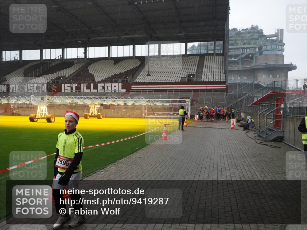 07.12.2025 - St. Pauli X-Mass-Run No. 15 Fabian Wolf http://msf.ph/oto/9419287 07.12.2025 11:31:05 Ziel 203, 329, 554, 1595, 2449, 2450, 3328 meine-sportfotos.de