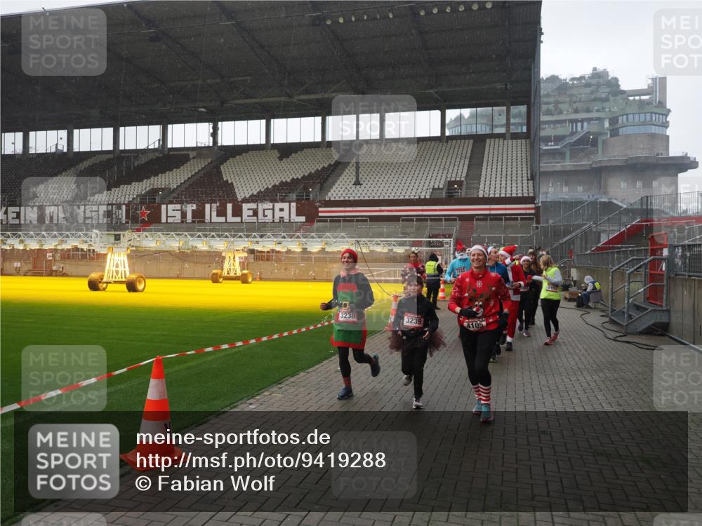 07.12.2025 - St. Pauli X-Mass-Run No. 15 Fabian Wolf http://msf.ph/oto/9419288 07.12.2025 11:31:15 Ziel 203, 329, 1755, 2428, 2429, 2430, 2492, 2493, 3181, 3182, 3184, 3238, 3239, 3352, 3436, 4105 meine-sportfotos.de