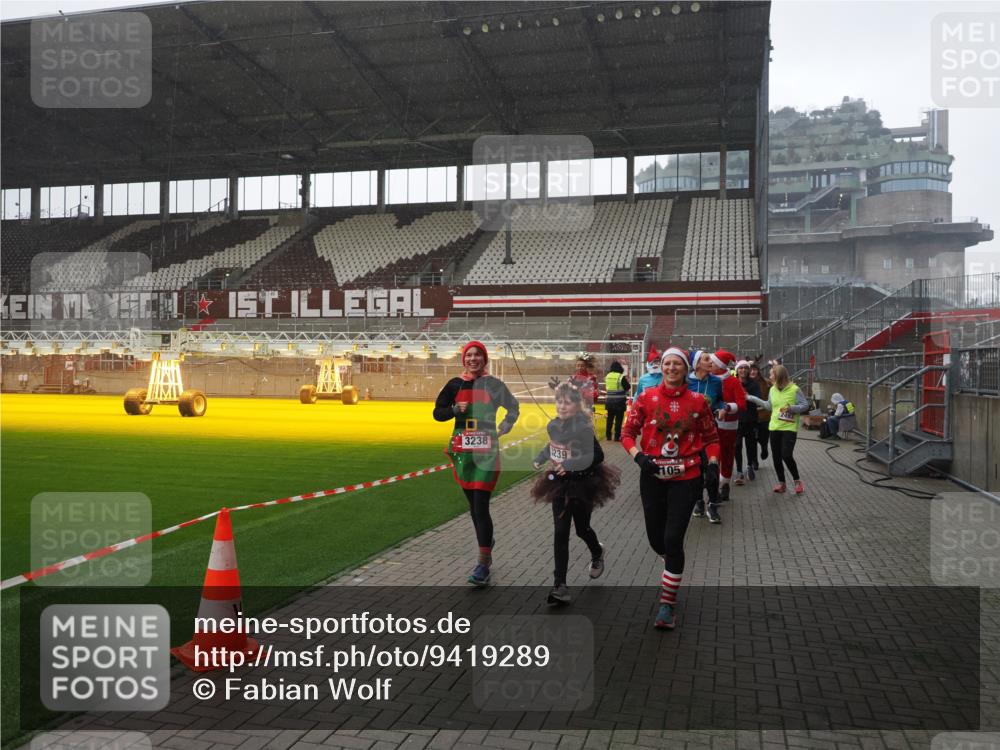 07.12.2025 - St. Pauli X-Mass-Run No. 15 Fabian Wolf http://msf.ph/oto/9419289 07.12.2025 11:31:16 Ziel 203, 329, 1755, 2428, 2429, 2430, 2492, 2493, 3181, 3182, 3184, 3238, 3239, 3352, 3436, 4105 meine-sportfotos.de