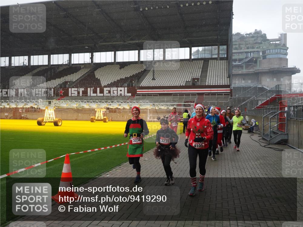 07.12.2025 - St. Pauli X-Mass-Run No. 15 Fabian Wolf http://msf.ph/oto/9419290 07.12.2025 11:31:16 Ziel 203, 329, 1755, 2428, 2429, 2430, 2492, 2493, 3181, 3182, 3184, 3238, 3239, 3352, 3436, 4105 meine-sportfotos.de