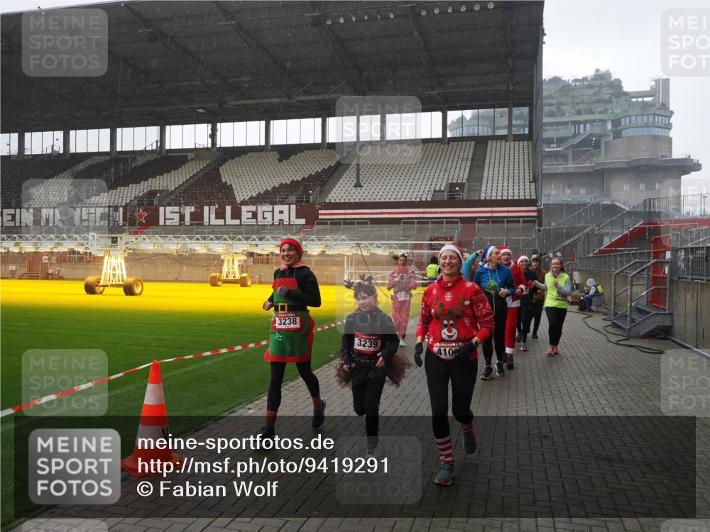 07.12.2025 - St. Pauli X-Mass-Run No. 15 Fabian Wolf http://msf.ph/oto/9419291 07.12.2025 11:31:16 Ziel 203, 329, 1755, 2428, 2429, 2430, 2492, 2493, 3181, 3182, 3184, 3238, 3239, 3352, 3436, 4105 meine-sportfotos.de
