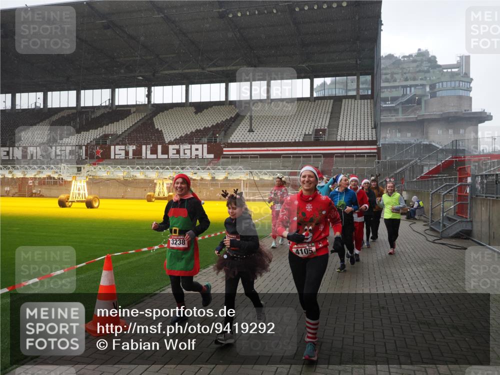 07.12.2025 - St. Pauli X-Mass-Run No. 15 Fabian Wolf http://msf.ph/oto/9419292 07.12.2025 11:31:16 Ziel 203, 329, 1755, 2428, 2429, 2430, 2492, 2493, 3181, 3182, 3184, 3238, 3239, 3352, 3436, 4105 meine-sportfotos.de
