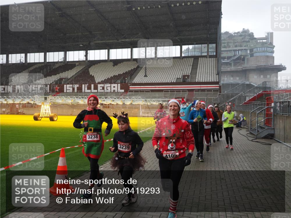 07.12.2025 - St. Pauli X-Mass-Run No. 15 Fabian Wolf http://msf.ph/oto/9419293 07.12.2025 11:31:16 Ziel 203, 329, 1755, 2428, 2429, 2430, 2492, 2493, 3181, 3182, 3184, 3238, 3239, 3352, 3436, 4105 meine-sportfotos.de