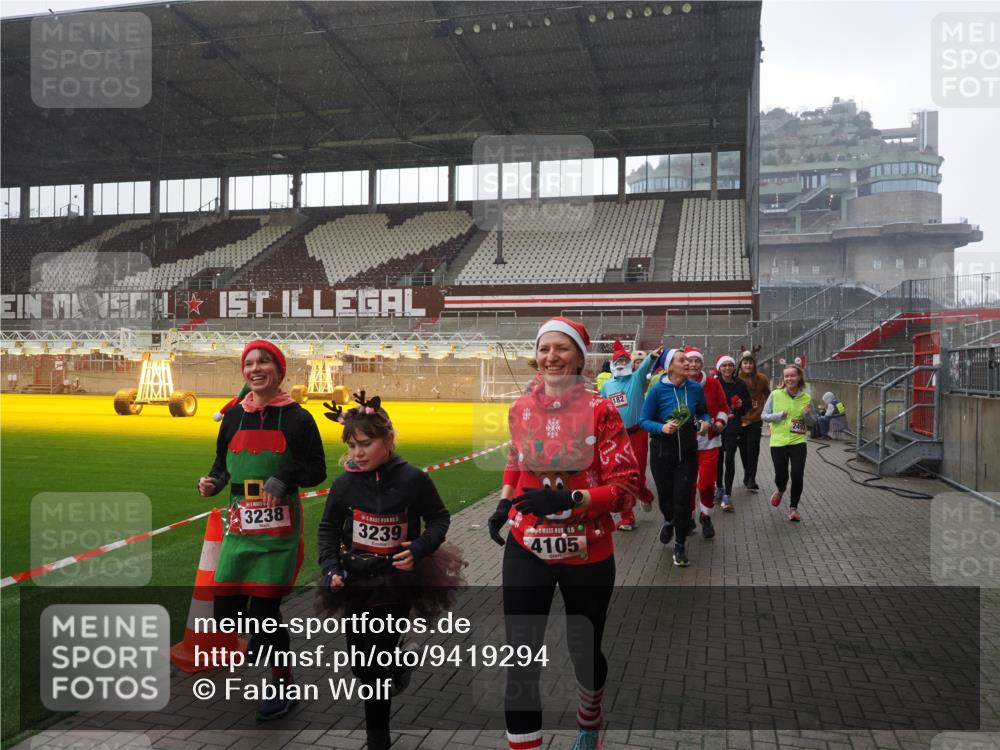 07.12.2025 - St. Pauli X-Mass-Run No. 15 Fabian Wolf http://msf.ph/oto/9419294 07.12.2025 11:31:17 Ziel 329, 1755, 2428, 2429, 2430, 2492, 2493, 3181, 3182, 3184, 3238, 3239, 3352, 3436, 4105 meine-sportfotos.de