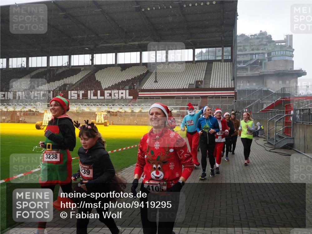 07.12.2025 - St. Pauli X-Mass-Run No. 15 Fabian Wolf http://msf.ph/oto/9419295 07.12.2025 11:31:17 Ziel 329, 1755, 2428, 2429, 2430, 2492, 2493, 3181, 3182, 3184, 3238, 3239, 3352, 3436, 4105 meine-sportfotos.de
