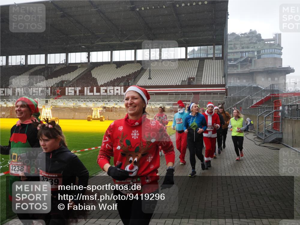 07.12.2025 - St. Pauli X-Mass-Run No. 15 Fabian Wolf http://msf.ph/oto/9419296 07.12.2025 11:31:17 Ziel 329, 1755, 2428, 2429, 2430, 2492, 2493, 3181, 3182, 3184, 3238, 3239, 3352, 3436, 4105 meine-sportfotos.de