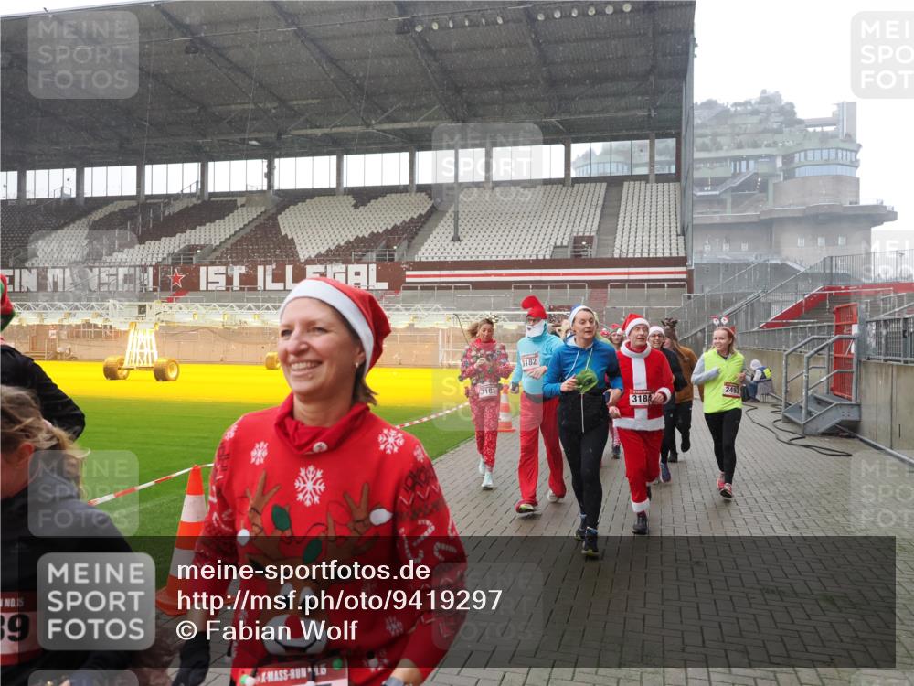 07.12.2025 - St. Pauli X-Mass-Run No. 15 Fabian Wolf http://msf.ph/oto/9419297 07.12.2025 11:31:17 Ziel 329, 1755, 2428, 2429, 2430, 2492, 2493, 3181, 3182, 3184, 3238, 3239, 3352, 3436, 4105 meine-sportfotos.de