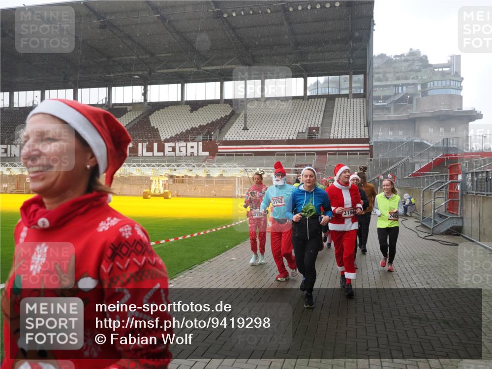 07.12.2025 - St. Pauli X-Mass-Run No. 15 Fabian Wolf http://msf.ph/oto/9419298 07.12.2025 11:31:17 Ziel 329, 1755, 2428, 2429, 2430, 2492, 2493, 3181, 3182, 3184, 3238, 3239, 3352, 3436, 4105 meine-sportfotos.de