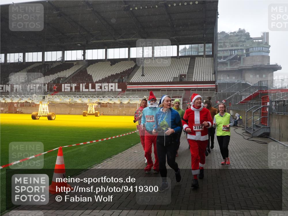 07.12.2025 - St. Pauli X-Mass-Run No. 15 Fabian Wolf http://msf.ph/oto/9419300 07.12.2025 11:31:18 Ziel 329, 1755, 2428, 2429, 2430, 2492, 2493, 3181, 3182, 3184, 3238, 3239, 3352, 3436, 4105 meine-sportfotos.de