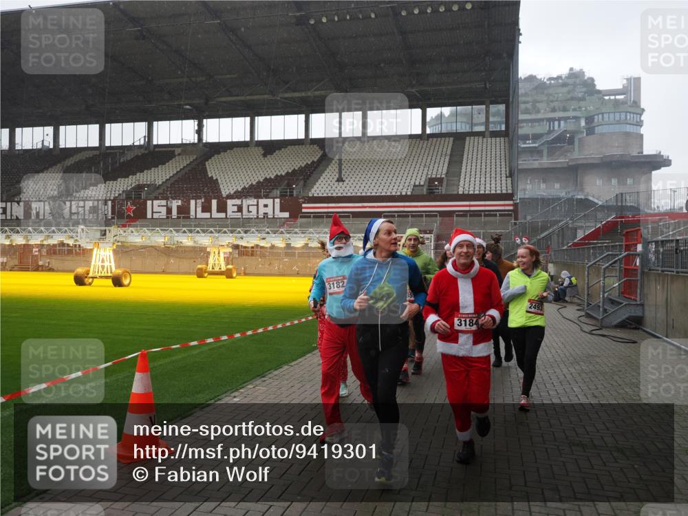 07.12.2025 - St. Pauli X-Mass-Run No. 15 Fabian Wolf http://msf.ph/oto/9419301 07.12.2025 11:31:18 Ziel 329, 1755, 2428, 2429, 2430, 2492, 2493, 3181, 3182, 3184, 3238, 3239, 3352, 3436, 4105 meine-sportfotos.de