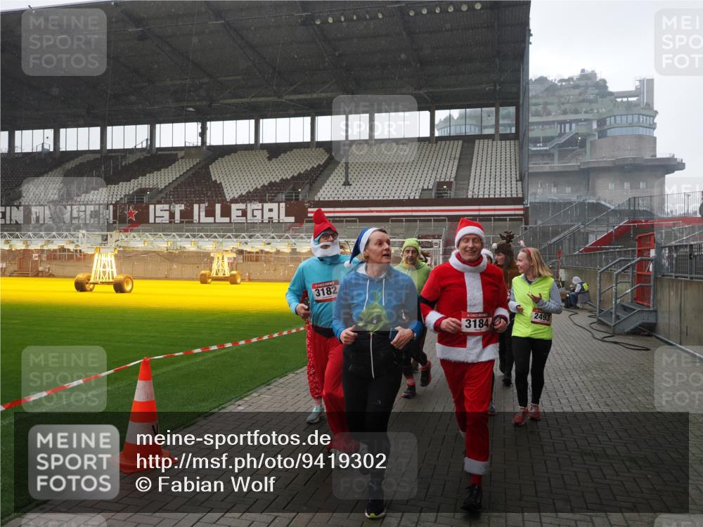 07.12.2025 - St. Pauli X-Mass-Run No. 15 Fabian Wolf http://msf.ph/oto/9419302 07.12.2025 11:31:18 Ziel 329, 1755, 2428, 2429, 2430, 2492, 2493, 3181, 3182, 3184, 3238, 3239, 3352, 3436, 4105 meine-sportfotos.de