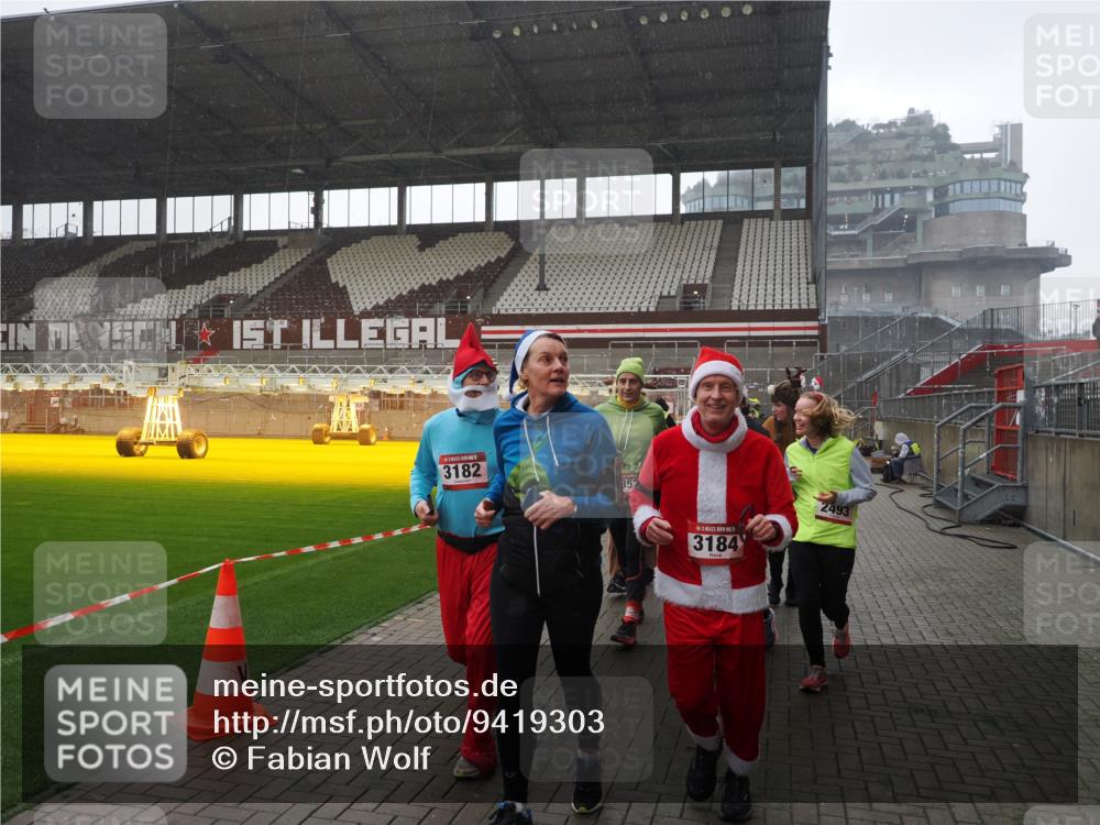 07.12.2025 - St. Pauli X-Mass-Run No. 15 Fabian Wolf http://msf.ph/oto/9419303 07.12.2025 11:31:18 Ziel 329, 1755, 2428, 2429, 2430, 2492, 2493, 3181, 3182, 3184, 3238, 3239, 3352, 3436, 4105 meine-sportfotos.de