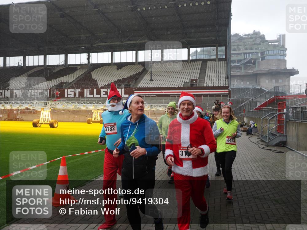 07.12.2025 - St. Pauli X-Mass-Run No. 15 Fabian Wolf http://msf.ph/oto/9419304 07.12.2025 11:31:19 Ziel 329, 1755, 2017, 2428, 2429, 2430, 2492, 2493, 3181, 3182, 3184, 3238, 3239, 3352, 3436, 4105 meine-sportfotos.de