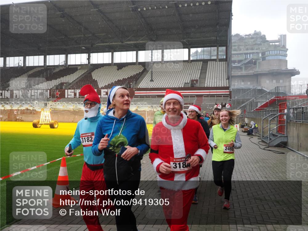 07.12.2025 - St. Pauli X-Mass-Run No. 15 Fabian Wolf http://msf.ph/oto/9419305 07.12.2025 11:31:19 Ziel 329, 1755, 2017, 2428, 2429, 2430, 2492, 2493, 3181, 3182, 3184, 3238, 3239, 3352, 3436, 4105 meine-sportfotos.de
