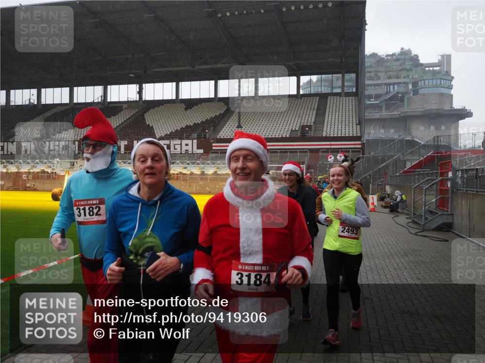 07.12.2025 - St. Pauli X-Mass-Run No. 15 Fabian Wolf http://msf.ph/oto/9419306 07.12.2025 11:31:19 Ziel 329, 1755, 2017, 2428, 2429, 2430, 2492, 2493, 3181, 3182, 3184, 3238, 3239, 3352, 3436, 4105 meine-sportfotos.de