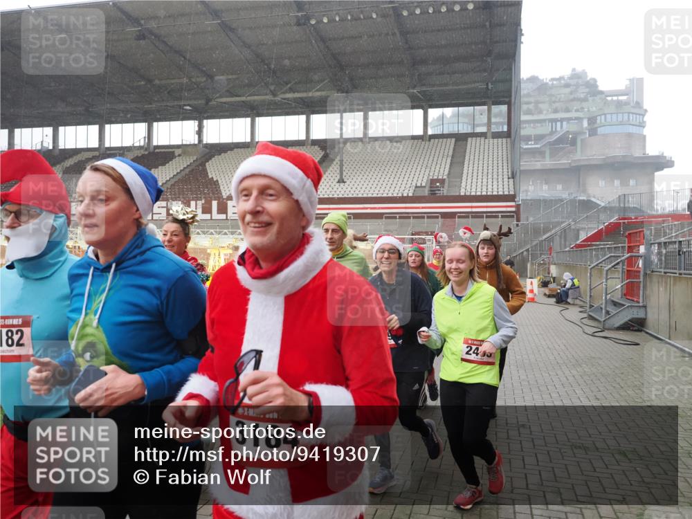 07.12.2025 - St. Pauli X-Mass-Run No. 15 Fabian Wolf http://msf.ph/oto/9419307 07.12.2025 11:31:19 Ziel 329, 1755, 2017, 2428, 2429, 2430, 2492, 2493, 3181, 3182, 3184, 3238, 3239, 3352, 3436, 4105 meine-sportfotos.de