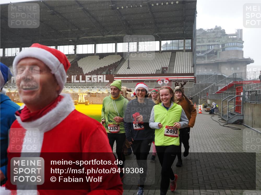 07.12.2025 - St. Pauli X-Mass-Run No. 15 Fabian Wolf http://msf.ph/oto/9419308 07.12.2025 11:31:19 Ziel 329, 1755, 2017, 2428, 2429, 2430, 2492, 2493, 3181, 3182, 3184, 3238, 3239, 3352, 3436, 4105 meine-sportfotos.de