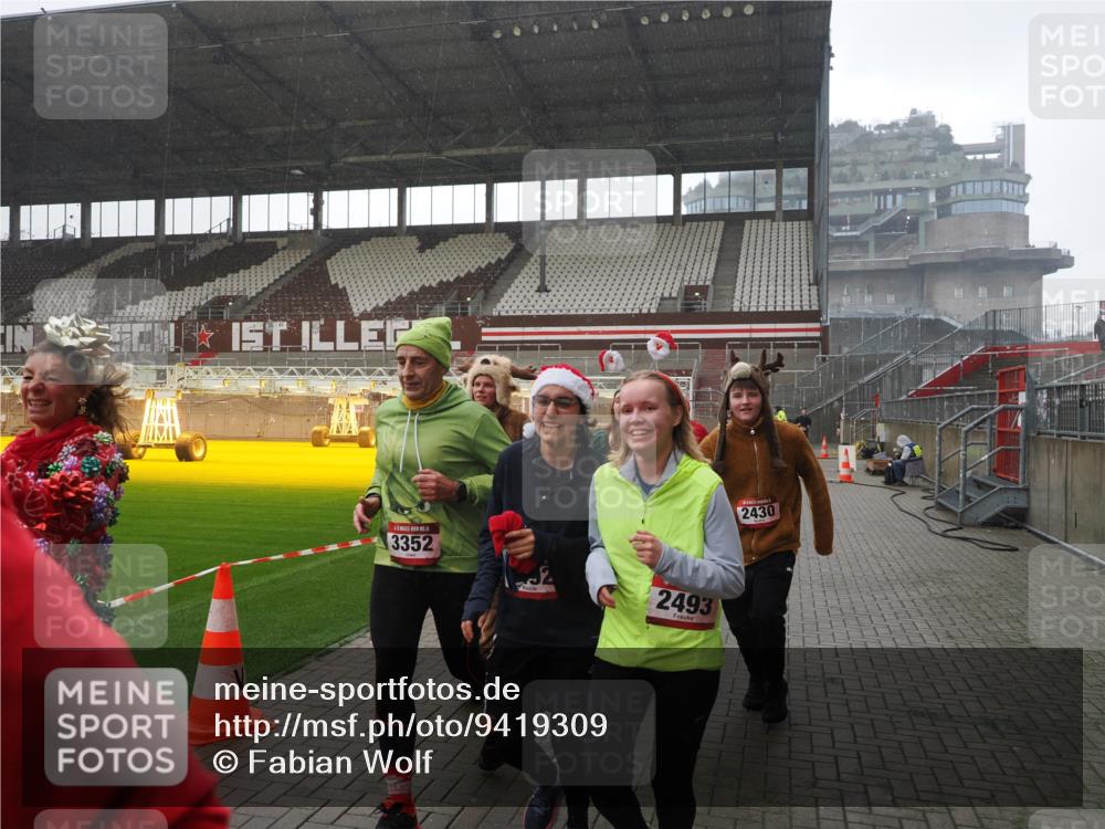 07.12.2025 - St. Pauli X-Mass-Run No. 15 Fabian Wolf http://msf.ph/oto/9419309 07.12.2025 11:31:20 Ziel 1755, 2017, 2428, 2429, 2430, 2492, 2493, 3181, 3182, 3184, 3238, 3239, 3352, 3436, 4105 meine-sportfotos.de