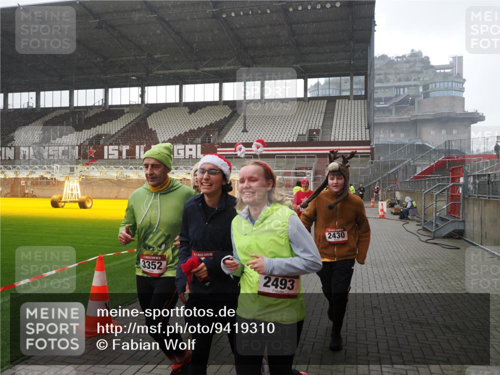 07.12.2025 - St. Pauli X-Mass-Run No. 15 Fabian Wolf http://msf.ph/oto/9419310 07.12.2025 11:31:20 Ziel 1755, 2017, 2428, 2429, 2430, 2492, 2493, 3181, 3182, 3184, 3238, 3239, 3352, 3436, 4105 meine-sportfotos.de
