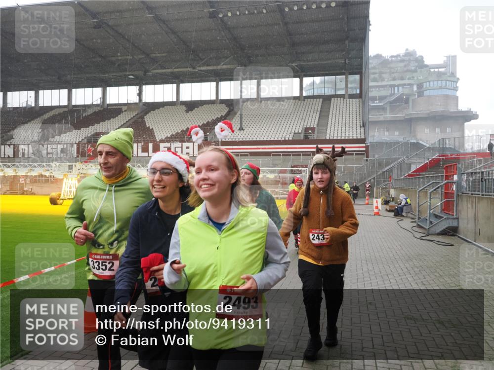 07.12.2025 - St. Pauli X-Mass-Run No. 15 Fabian Wolf http://msf.ph/oto/9419311 07.12.2025 11:31:20 Ziel 1755, 2017, 2428, 2429, 2430, 2492, 2493, 3181, 3182, 3184, 3238, 3239, 3352, 3436, 4105 meine-sportfotos.de