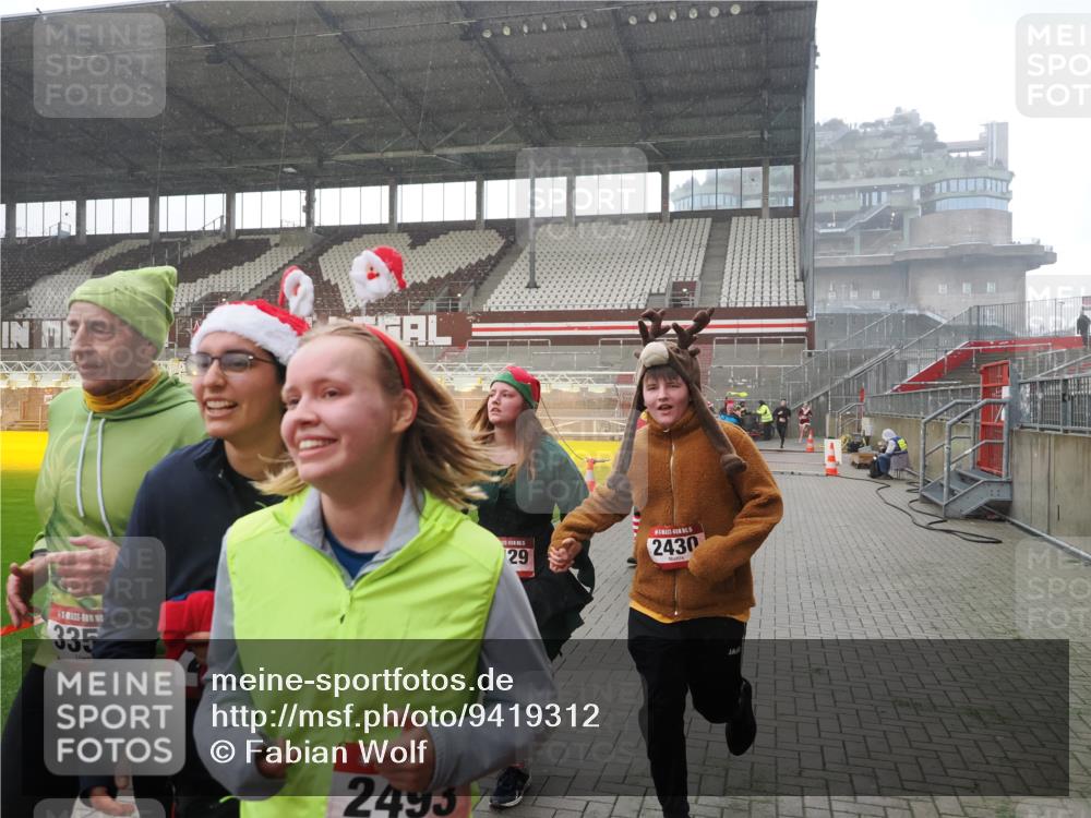07.12.2025 - St. Pauli X-Mass-Run No. 15 Fabian Wolf http://msf.ph/oto/9419312 07.12.2025 11:31:20 Ziel 1755, 2017, 2428, 2429, 2430, 2492, 2493, 3181, 3182, 3184, 3238, 3239, 3352, 3436, 4105 meine-sportfotos.de