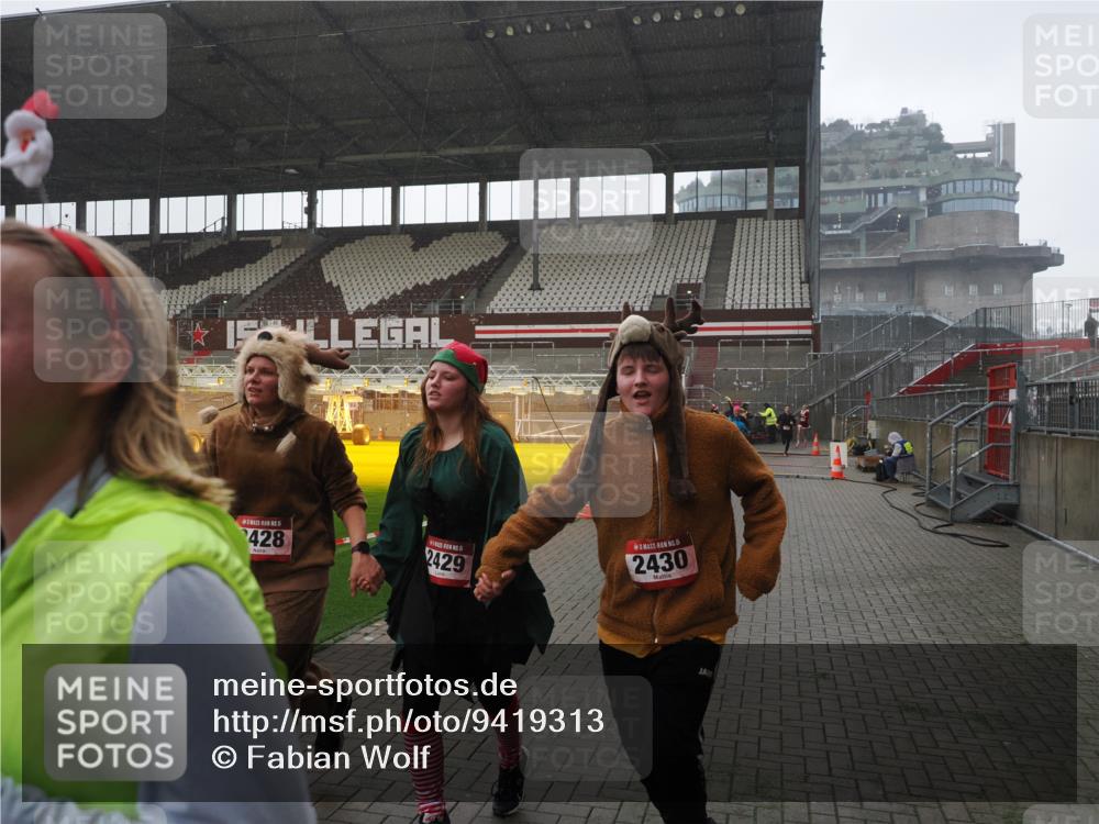 07.12.2025 - St. Pauli X-Mass-Run No. 15 Fabian Wolf http://msf.ph/oto/9419313 07.12.2025 11:31:20 Ziel 1755, 2017, 2428, 2429, 2430, 2492, 2493, 3181, 3182, 3184, 3238, 3239, 3352, 3436, 4105 meine-sportfotos.de