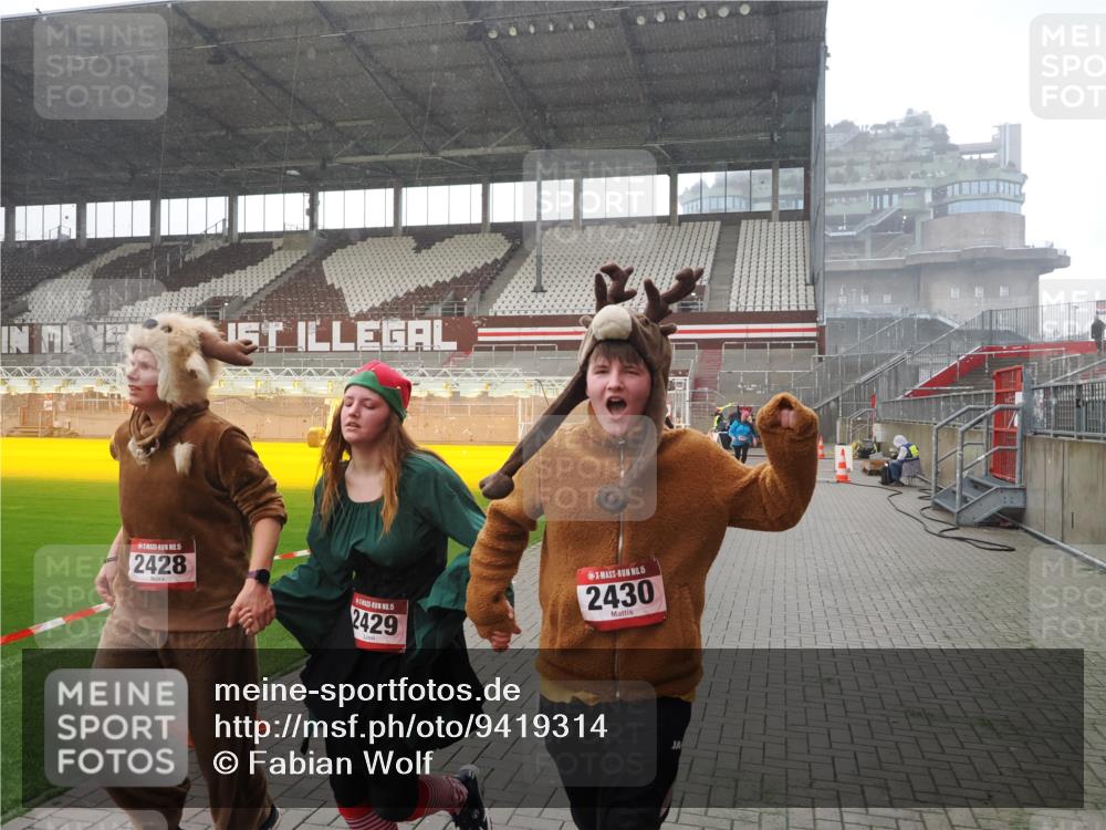 07.12.2025 - St. Pauli X-Mass-Run No. 15 Fabian Wolf http://msf.ph/oto/9419314 07.12.2025 11:31:21 Ziel 1755, 2017, 2428, 2429, 2430, 2492, 2493, 3181, 3182, 3184, 3238, 3239, 3352, 3436, 4105 meine-sportfotos.de