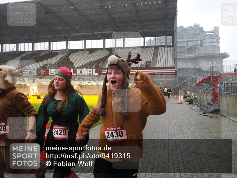 07.12.2025 - St. Pauli X-Mass-Run No. 15 Fabian Wolf http://msf.ph/oto/9419315 07.12.2025 11:31:21 Ziel 1755, 2017, 2428, 2429, 2430, 2492, 2493, 3181, 3182, 3184, 3238, 3239, 3352, 3436, 4105 meine-sportfotos.de