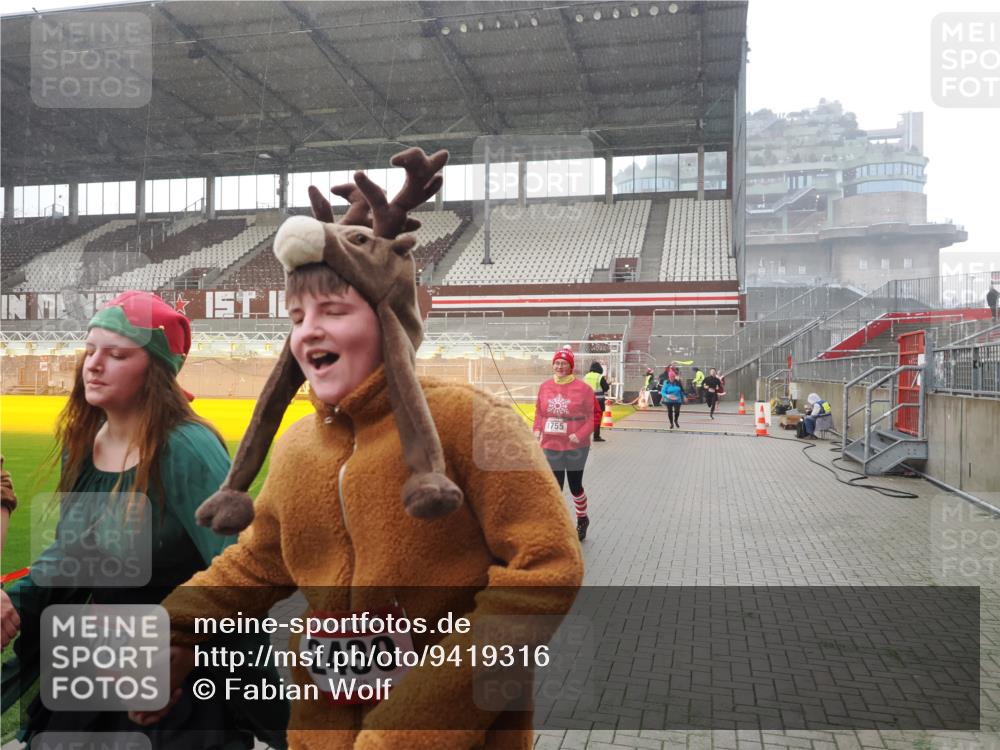 07.12.2025 - St. Pauli X-Mass-Run No. 15 Fabian Wolf http://msf.ph/oto/9419316 07.12.2025 11:31:21 Ziel 1755, 2017, 2428, 2429, 2430, 2492, 2493, 3181, 3182, 3184, 3238, 3239, 3352, 3436, 4105 meine-sportfotos.de
