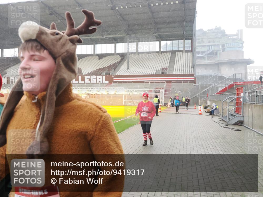 07.12.2025 - St. Pauli X-Mass-Run No. 15 Fabian Wolf http://msf.ph/oto/9419317 07.12.2025 11:31:21 Ziel 1755, 2017, 2428, 2429, 2430, 2492, 2493, 3181, 3182, 3184, 3238, 3239, 3352, 3436, 4105 meine-sportfotos.de