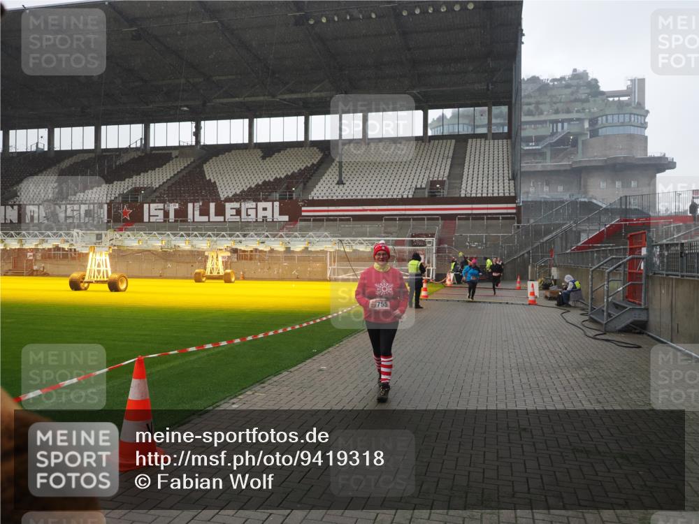 07.12.2025 - St. Pauli X-Mass-Run No. 15 Fabian Wolf http://msf.ph/oto/9419318 07.12.2025 11:31:21 Ziel 1755, 2017, 2428, 2429, 2430, 2492, 2493, 3181, 3182, 3184, 3238, 3239, 3352, 3436, 4105 meine-sportfotos.de