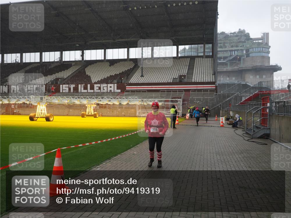 07.12.2025 - St. Pauli X-Mass-Run No. 15 Fabian Wolf http://msf.ph/oto/9419319 07.12.2025 11:31:22 Ziel 331, 1755, 2017, 2428, 2429, 2430, 2492, 2493, 3181, 3182, 3184, 3238, 3239, 3352, 3436, 4105 meine-sportfotos.de