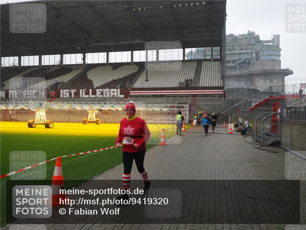 07.12.2025 - St. Pauli X-Mass-Run No. 15 Fabian Wolf http://msf.ph/oto/9419320 07.12.2025 11:31:23 Ziel 331, 1755, 2017, 2428, 2429, 2430, 2492, 2493, 3181, 3182, 3184, 3238, 3239, 3352, 3436, 4105 meine-sportfotos.de