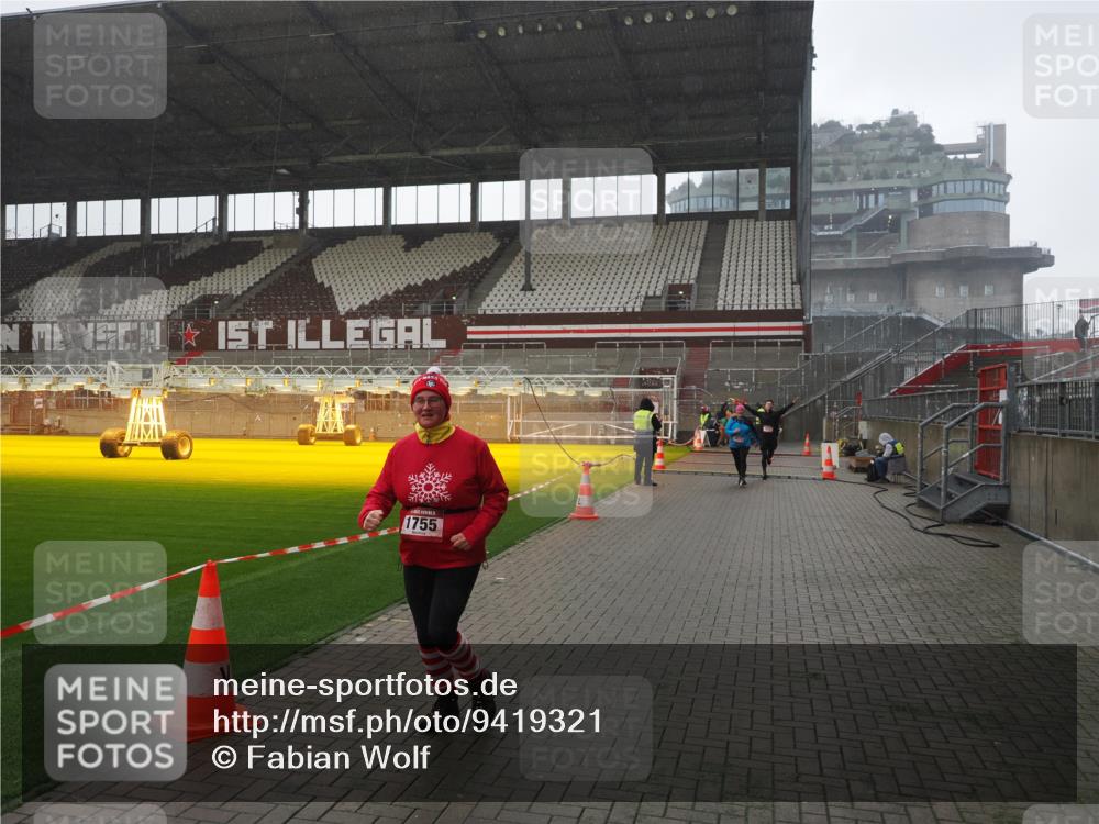 07.12.2025 - St. Pauli X-Mass-Run No. 15 Fabian Wolf http://msf.ph/oto/9419321 07.12.2025 11:31:23 Ziel 331, 1755, 2017, 2428, 2429, 2430, 2492, 2493, 3181, 3182, 3184, 3238, 3239, 3352, 3436, 4105 meine-sportfotos.de