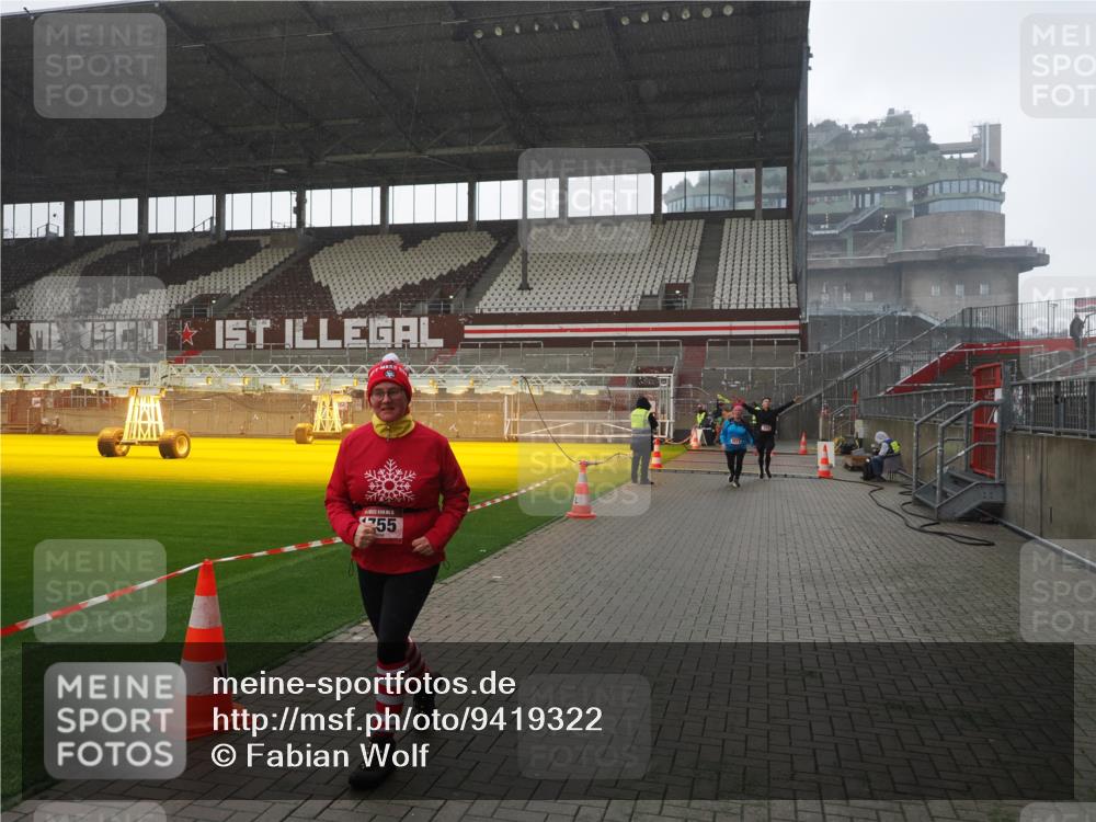 07.12.2025 - St. Pauli X-Mass-Run No. 15 Fabian Wolf http://msf.ph/oto/9419322 07.12.2025 11:31:23 Ziel 331, 1755, 2017, 2428, 2429, 2430, 2492, 2493, 3181, 3182, 3184, 3238, 3239, 3352, 3436, 4105 meine-sportfotos.de
