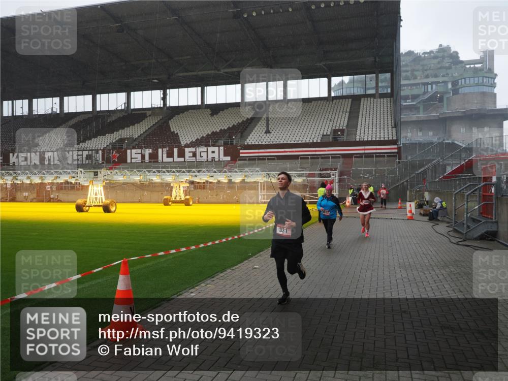 07.12.2025 - St. Pauli X-Mass-Run No. 15 Fabian Wolf http://msf.ph/oto/9419323 07.12.2025 11:31:27 Ziel 331, 1755, 2017, 2428, 2429, 2430, 2492, 2493, 3181, 3182, 3184, 3238, 3239, 3352, 3436, 3600, 4105 meine-sportfotos.de