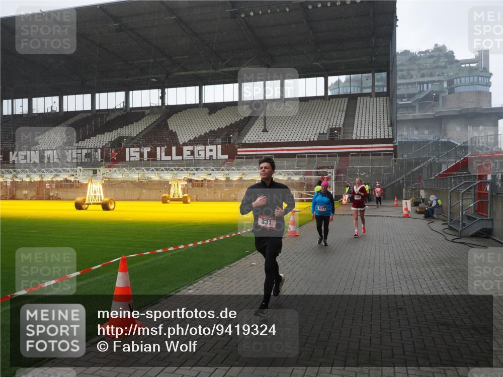 07.12.2025 - St. Pauli X-Mass-Run No. 15 Fabian Wolf http://msf.ph/oto/9419324 07.12.2025 11:31:27 Ziel 331, 1755, 2017, 2428, 2429, 2430, 2492, 2493, 3181, 3182, 3184, 3238, 3239, 3352, 3436, 3600, 4105 meine-sportfotos.de
