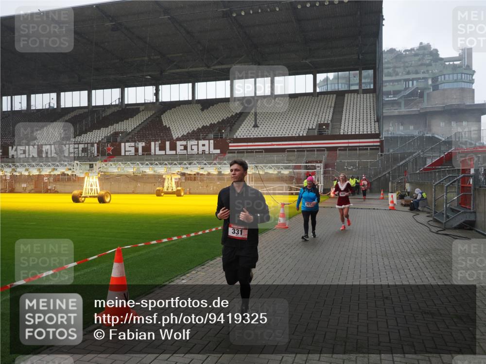 07.12.2025 - St. Pauli X-Mass-Run No. 15 Fabian Wolf http://msf.ph/oto/9419325 07.12.2025 11:31:28 Ziel 331, 1755, 2017, 2428, 2429, 2430, 2492, 2493, 3087, 3181, 3182, 3184, 3352, 3600 meine-sportfotos.de