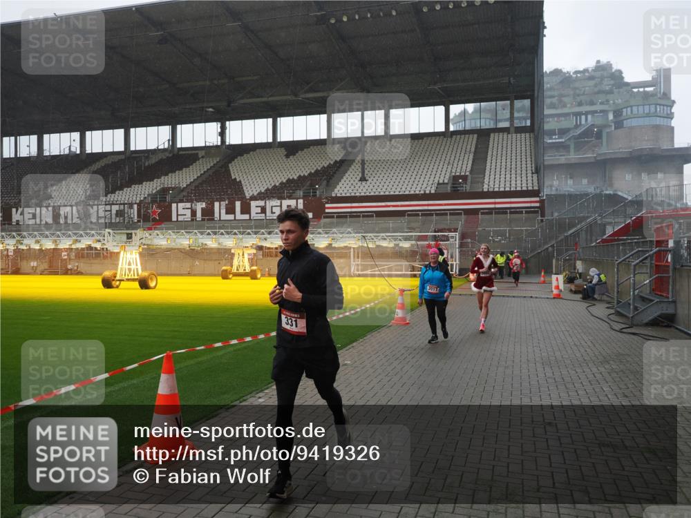 07.12.2025 - St. Pauli X-Mass-Run No. 15 Fabian Wolf http://msf.ph/oto/9419326 07.12.2025 11:31:28 Ziel 331, 1755, 2017, 2428, 2429, 2430, 2492, 2493, 3087, 3181, 3182, 3184, 3352, 3600 meine-sportfotos.de