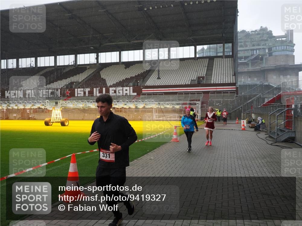 07.12.2025 - St. Pauli X-Mass-Run No. 15 Fabian Wolf http://msf.ph/oto/9419327 07.12.2025 11:31:28 Ziel 331, 1755, 2017, 2428, 2429, 2430, 2492, 2493, 3087, 3181, 3182, 3184, 3352, 3600 meine-sportfotos.de