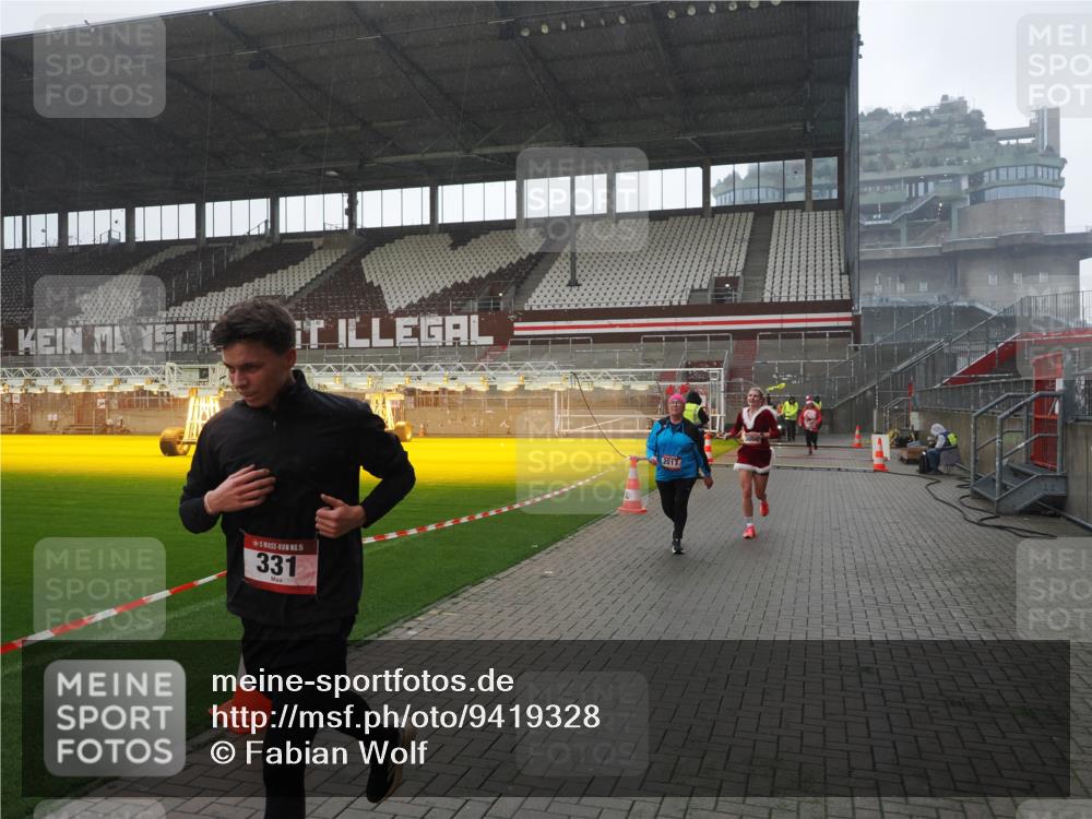 07.12.2025 - St. Pauli X-Mass-Run No. 15 Fabian Wolf http://msf.ph/oto/9419328 07.12.2025 11:31:28 Ziel 331, 1755, 2017, 2428, 2429, 2430, 2492, 2493, 3087, 3181, 3182, 3184, 3352, 3600 meine-sportfotos.de