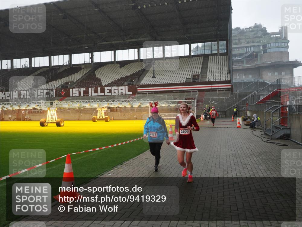 07.12.2025 - St. Pauli X-Mass-Run No. 15 Fabian Wolf http://msf.ph/oto/9419329 07.12.2025 11:31:30 Ziel 331, 2017, 2428, 2429, 2430, 3087, 3352, 3600 meine-sportfotos.de